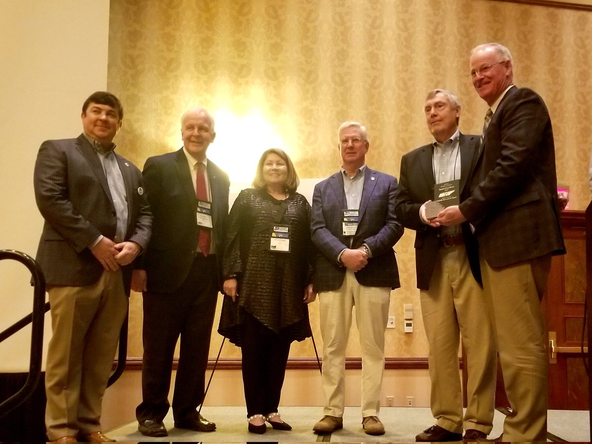 TDOT #Airport of the Year presented to <a href="/Fly_Nashville/">Fly Nashville</a> CEO Doug Kreulen at the <a href="/TNAirports/">Tennessee Airports</a> Conference.