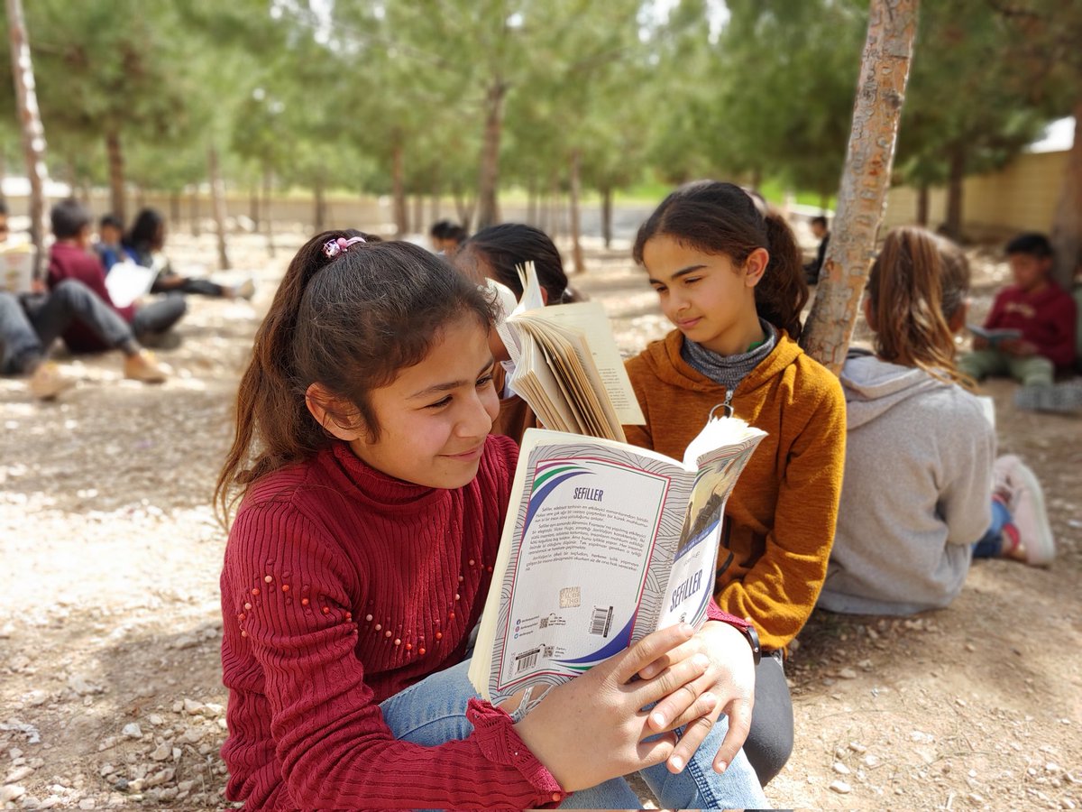 srnc_ilkorta's tweet photo. Kütüphane haftası etkinlikleri kapsamında okulumuz öğrencileriyle kitap okuma etkinliği düzenledik. Model olalım ki gelecek nesiller umudumuz olsun. #kütüphanehaftası https://t.co/JYQVQthYRp