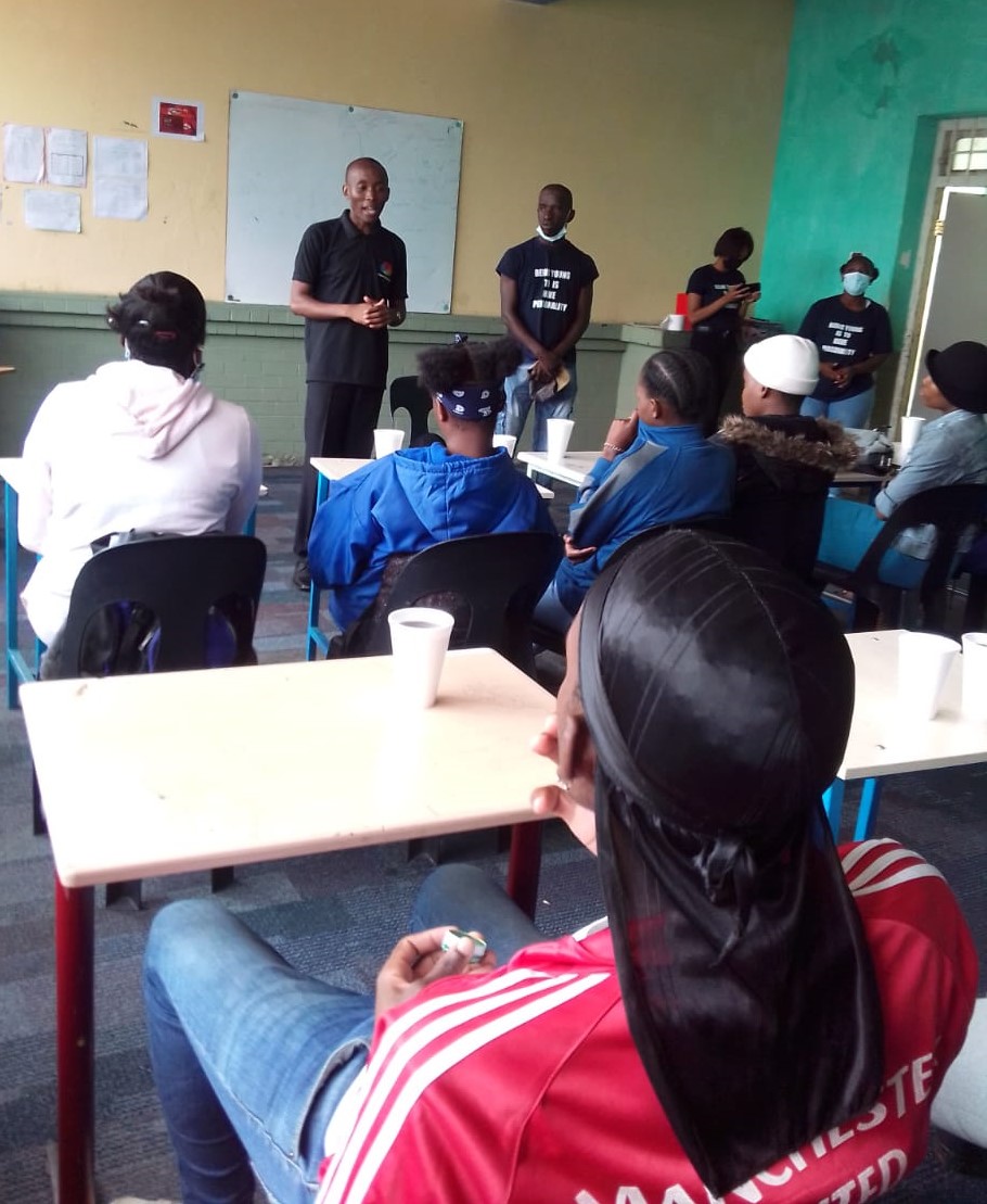 PYMRSA's tweet photo. Splendid time with Royal Kings Matric Students. Don't  they look excited for the future😁😁?  Feed My Mind Project always up and ready to motivate our young. Thank you Royal Kings for a wonderful welcome. 

#pym #positiveyoungminds #positiveyouth  #feedmymind #school https://t.co/T0gVlHLTfJ