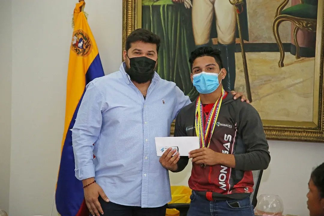 ErnestoLunaPsuv's tweet photo. Por eso hoy agasajamos a los atletas regionales que resultaron victoriosos en la edición número XX de los Juegos Nacionales Juveniles 2022. Se merecen esto y mucho más. https://t.co/1btu1JBLhi