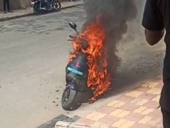 DeffectiveD's tweet photo. After @OlaElectric bursting into flames in Pune.
People be like: Are aag lag gai. Isko #OLA  karo #OLA 

#OLAFIRE #Safety https://t.co/Ln5DXXwWcm