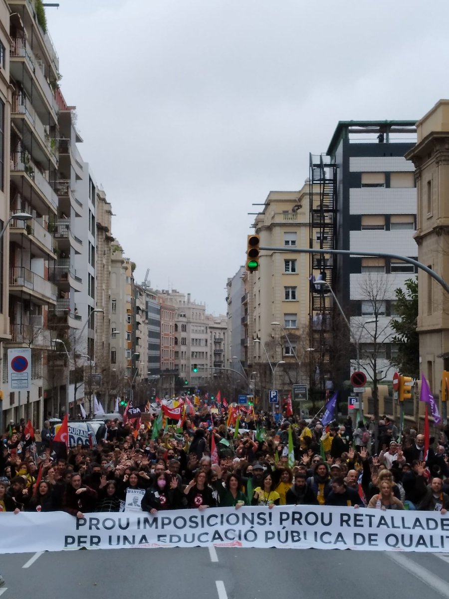 JuntaEbre's tweet photo. Més de 40.000 persones avui a la mani de Barcelona. Bye bye @JosepGCambray. Recorda: demà a les 11:30 als SSTT de Tortosa i 18:30 davant I/E El Temple. Ajuda'ns a defensar la pública, no hi ha excusa. https://t.co/FDhU3Kqq40