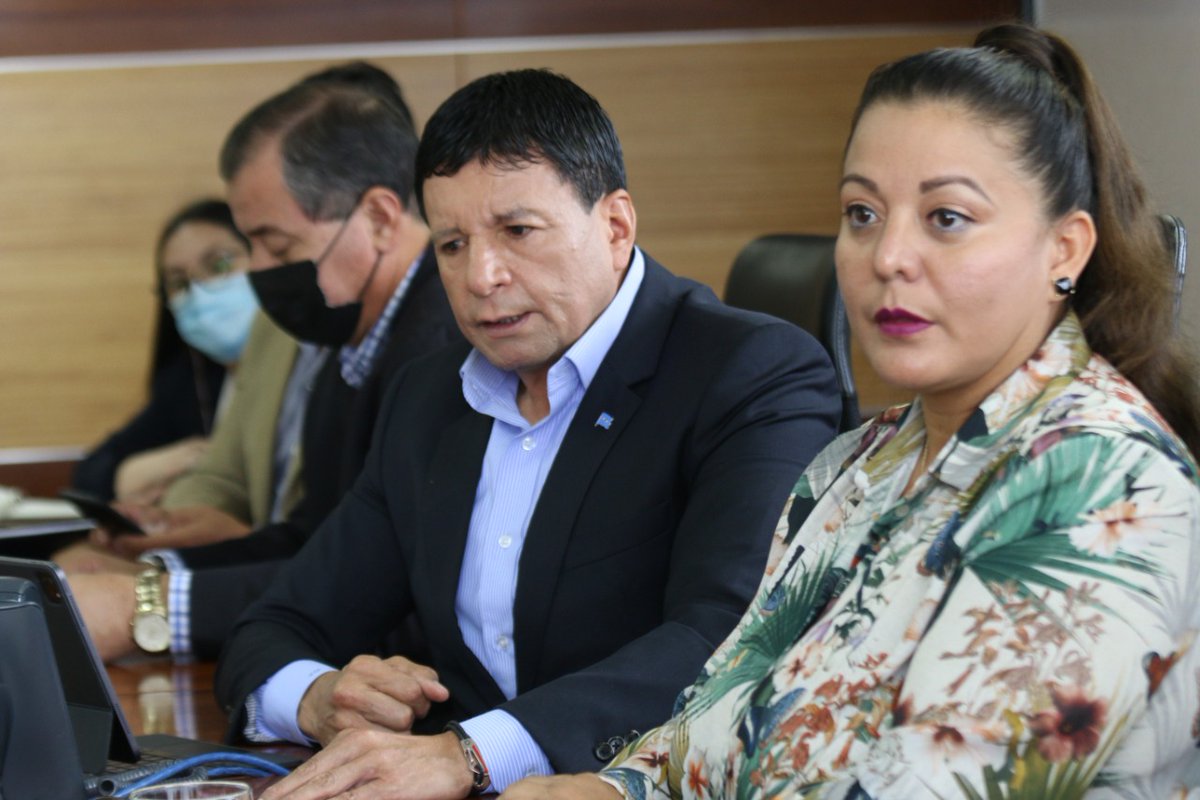 Fenatture_ec's tweet image. MESA DE TRABAJO 
La Comisión Internacional de Transporte, de quien es parte @shirleyriverag presidente de @fenatture se reunió con  Felix Pico, Viceministro de Transporte @ObrasPublicasEc; Maria Cristina Cadena  Viceministra de Energía e Hidrocarburos @RecNaturalesEC;