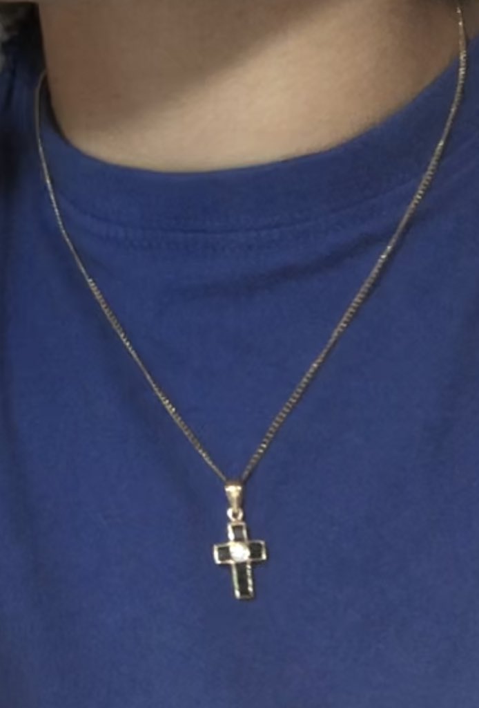 iriaa_prz's tweet photo. Mi abuela me regaló este collar y el jueves pasado se me descolgó y se me cayó por la Avenida de Madrid(en frente del hospital) , por favor si alguien lo cogió que me lo diga https://t.co/ZOmdrZsl6e