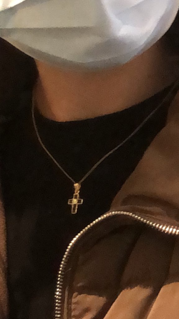 iriaa_prz's tweet photo. Mi abuela me regaló este collar y el jueves pasado se me descolgó y se me cayó por la Avenida de Madrid(en frente del hospital) , por favor si alguien lo cogió que me lo diga https://t.co/ZOmdrZsl6e