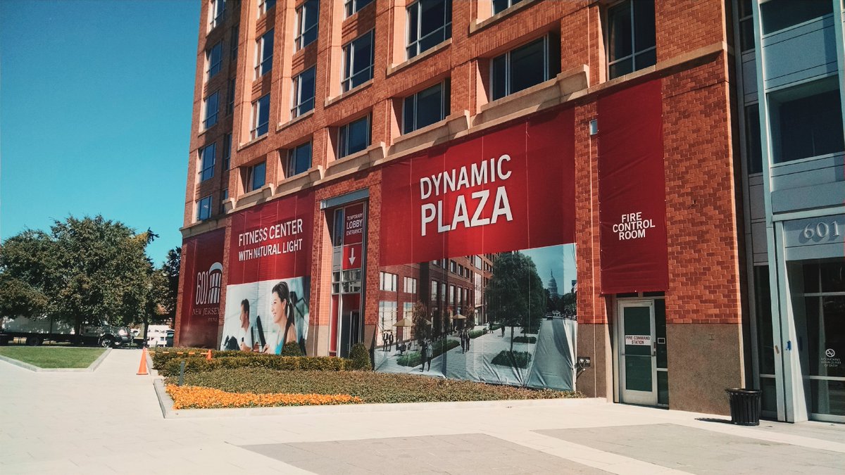Brandvizion's tweet image. #WindowWeek Day 2!

A pop of color is a great way to make your business stand out! Cushman &amp;amp; Wakefield used bright window graphics to elevate their business to the forefront of customers’ minds.

#BrandVizion #BeVizible #WindowGraphics #sign #signcompany #business #realestate