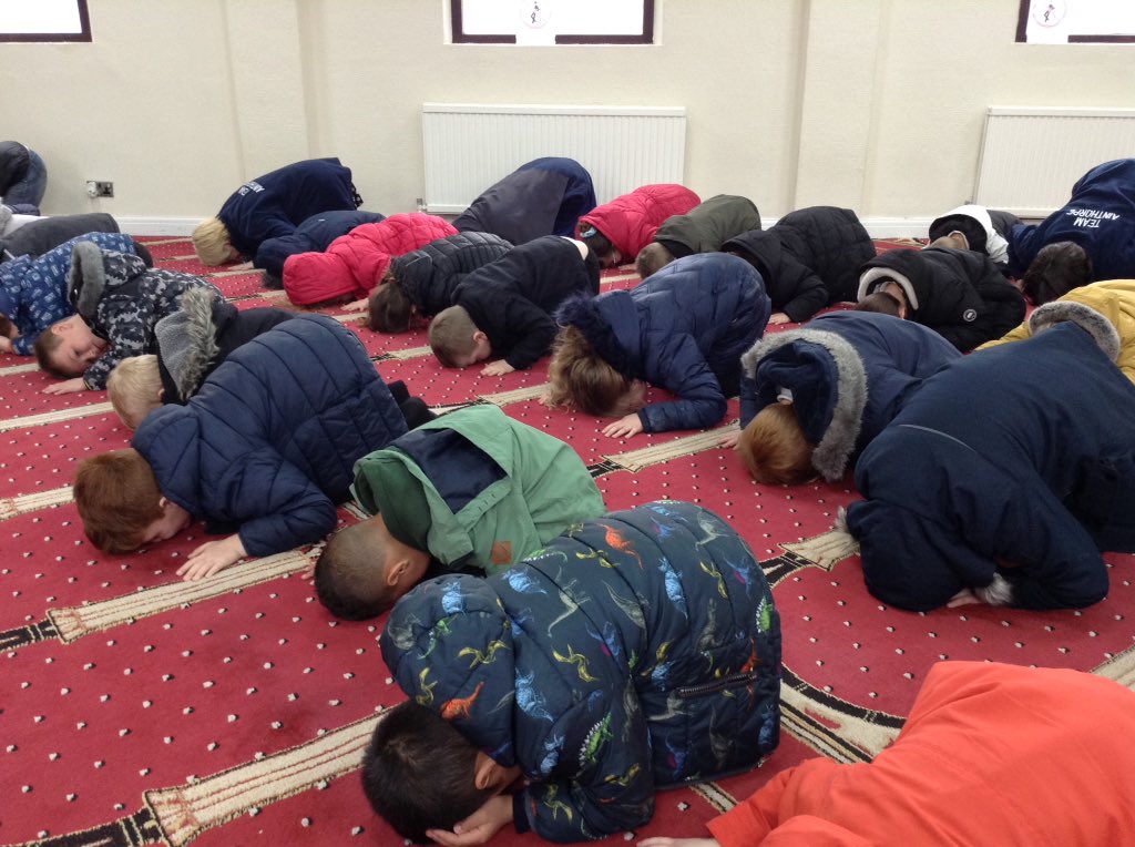 What a fabulous visit to Hull Mosque today as part of our RE work, learning about Places of Worship and Islam. Huge thanks to Imam Abid <a href="/HullMosque/">Hull Mosque</a> <a href="/AinthorpeSchool/">Ainthorpe</a> <a href="/KimLawton_/">Mrs. Lawton</a> #RE #enrichment