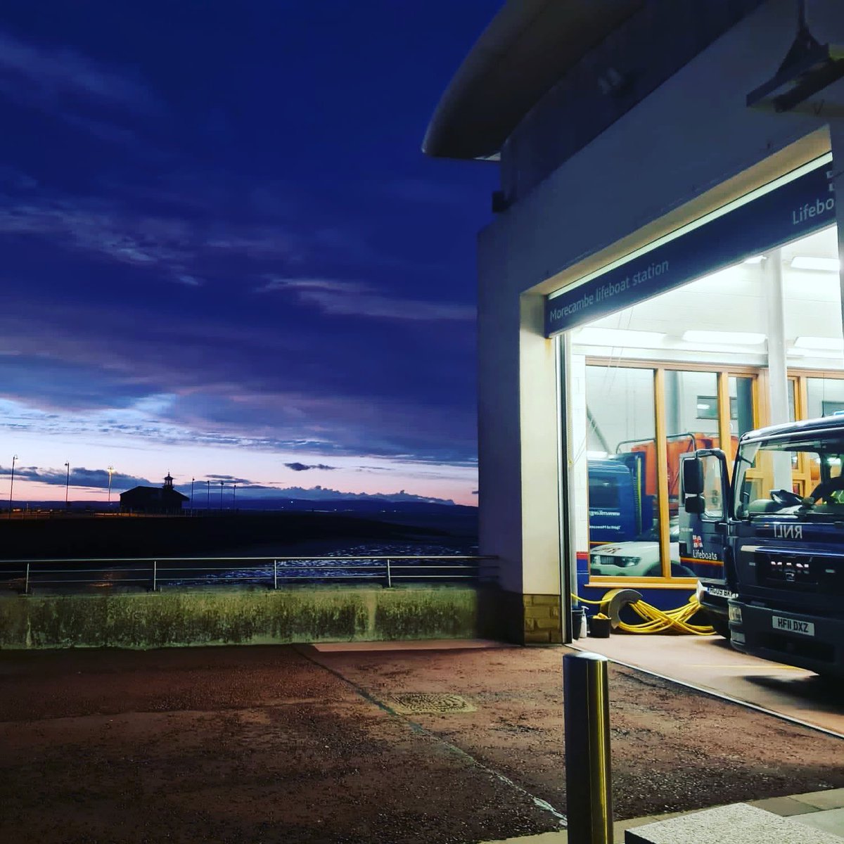 🚨 Morecambe RNLI lifeboat and hovercraft launched at 8pm on Monday 28th March to a kayaker in difficulties in Morecambe bay. The Kayaker and kayak were safely rescued and brought to the shore 🚨