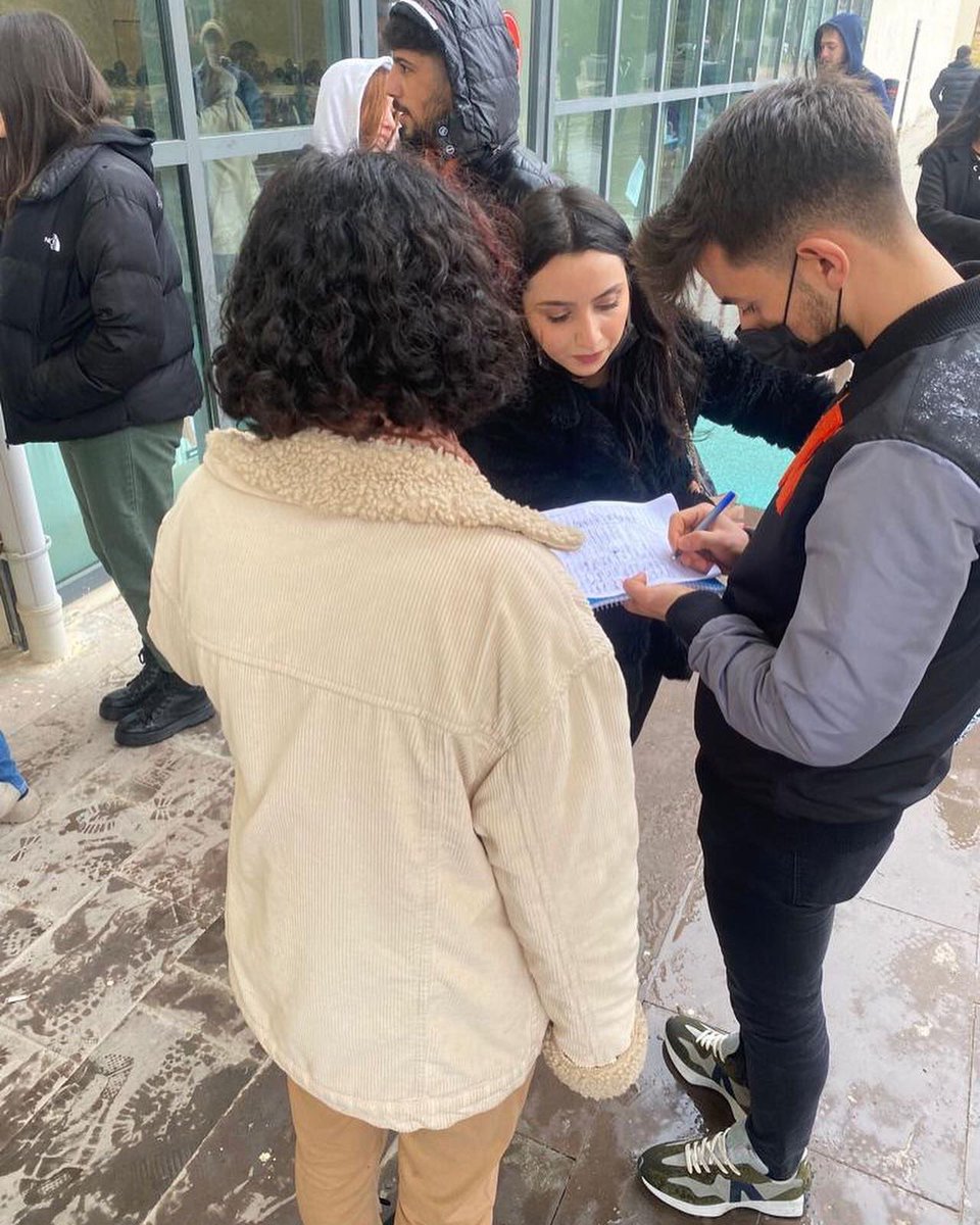 usakuniplatform's tweet photo. İmza föylerimizi dolduruyoruz! 
Bugün yemekhane önünde imza föylerimizi doldurduk yarın da saat 13.00 da föylerimizi doldurup saat 15.30 da yemekhane önünde buluşuyoruz. Tüm arkadaşlarımızı sorumluluk almaya davet ediyoruz! #ucuzyemekistiyoruz #müşterideğilöğrenciyiz https://t.co/M4MavYAmua