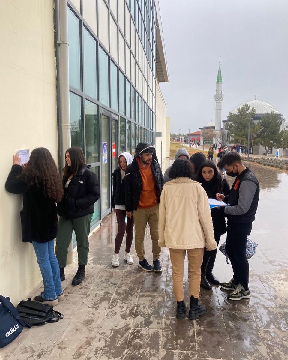 usakuniplatform's tweet photo. İmza föylerimizi dolduruyoruz! 
Bugün yemekhane önünde imza föylerimizi doldurduk yarın da saat 13.00 da föylerimizi doldurup saat 15.30 da yemekhane önünde buluşuyoruz. Tüm arkadaşlarımızı sorumluluk almaya davet ediyoruz! #ucuzyemekistiyoruz #müşterideğilöğrenciyiz https://t.co/M4MavYAmua