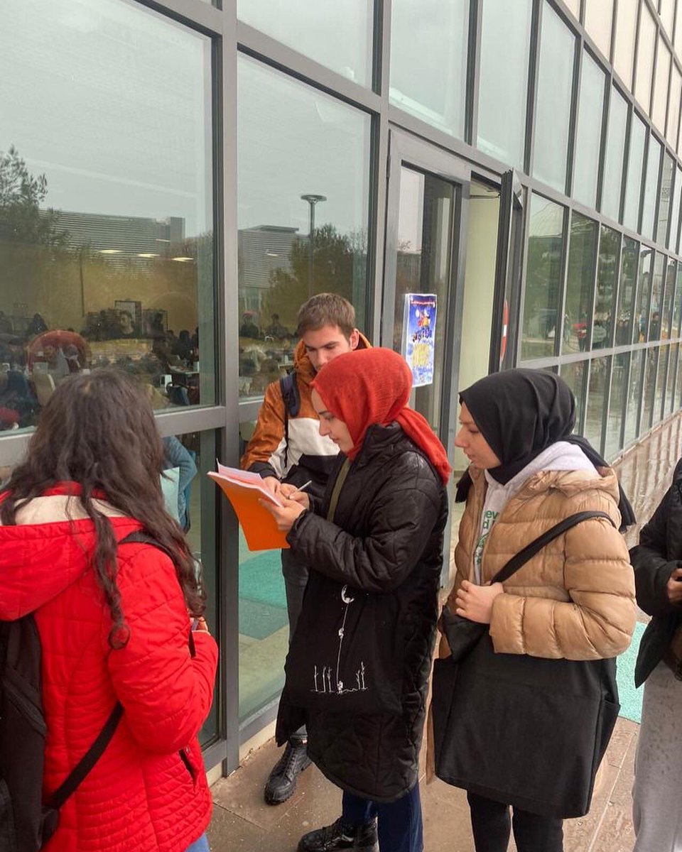 usakuniplatform's tweet photo. İmza föylerimizi dolduruyoruz! 
Bugün yemekhane önünde imza föylerimizi doldurduk yarın da saat 13.00 da föylerimizi doldurup saat 15.30 da yemekhane önünde buluşuyoruz. Tüm arkadaşlarımızı sorumluluk almaya davet ediyoruz! #ucuzyemekistiyoruz #müşterideğilöğrenciyiz https://t.co/M4MavYAmua