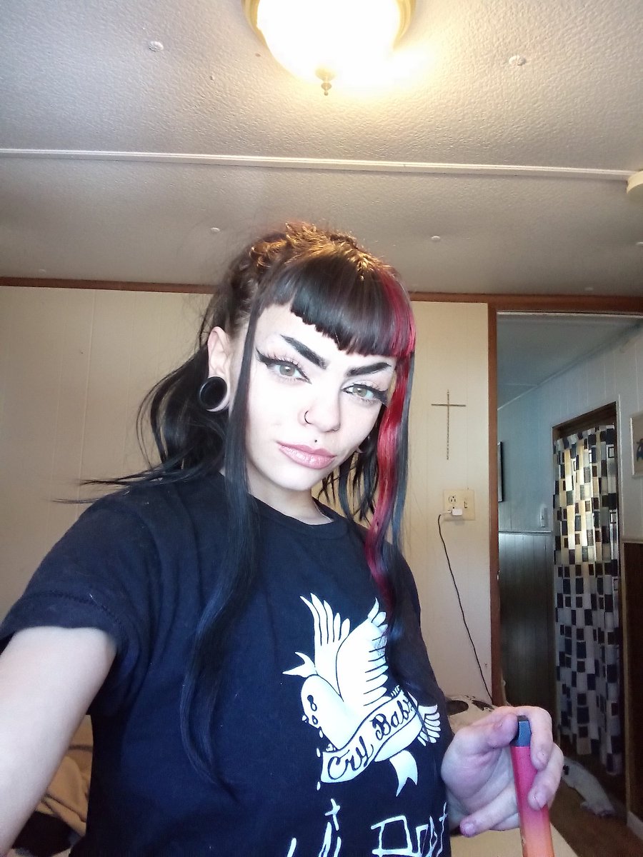 joymeeeowce's tweet photo. Hi Twitter it's been ages 
Ya girl got a new job and a new apt. https://t.co/UUm6YhVRz9