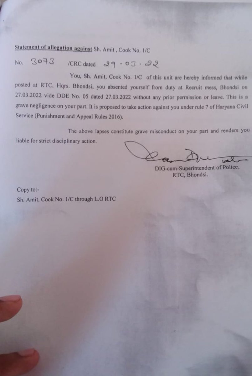 ShweDhull's tweet photo. (1/4)एक ग्रुप D के भाई अमित को इसलिए suspend कर दिया गया क्यूंकि रविवार के दिन वे काम पर नहीं गए!
सवाल ~
1) पहले कितनी बार कुक अमित को लिखित वार्निंग दी?
2) बिना लिखित में कारण पूछे कि क्यूँ नहीं आये, सीधे suspend करने के तानाशाही order कैसे निकाले गए? https://t.co/W5vXb75033