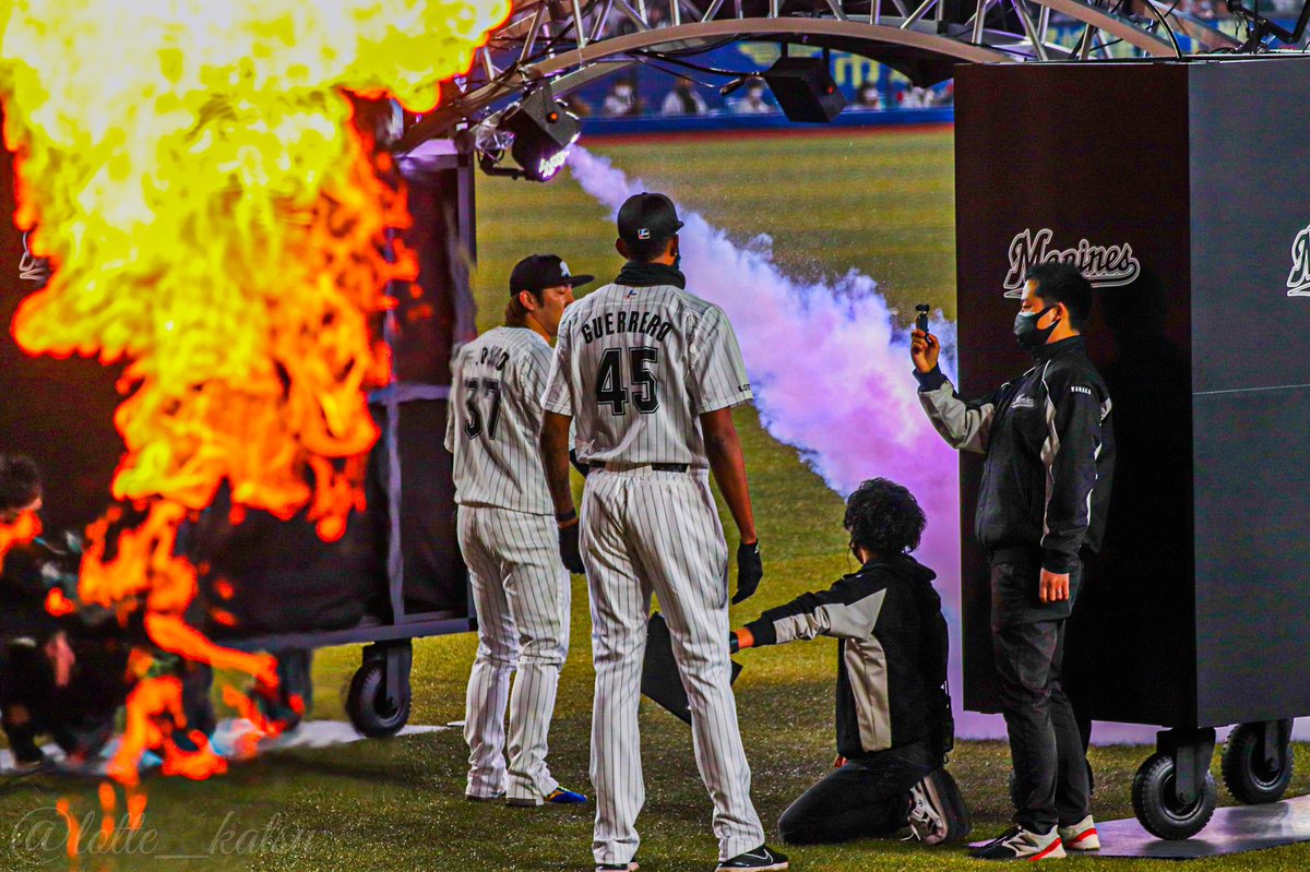 開幕戦セレモニー🔥とゲレーロさん✨
(<a href="/T_Guerrero55/">Tayron Guerrero</a> )
#20220329ZOZOマリン
#chibalotte