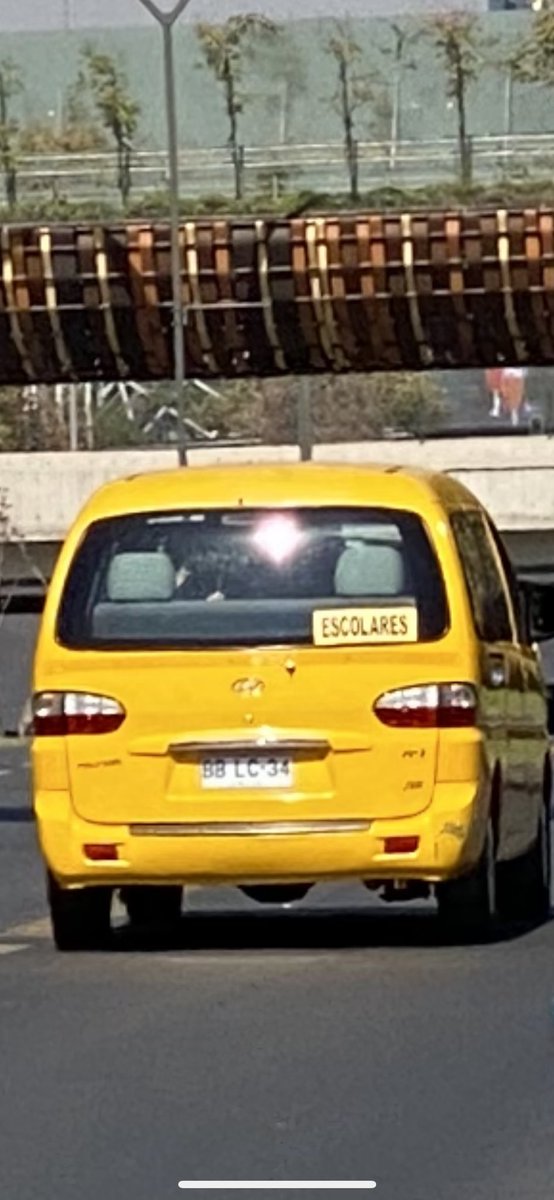 nikolira's tweet photo. @MTTChile la conductora de este bus escolar transitaba por ciclovía de Manquehue. Al adelantarla obligadamente por su izquierda me tira furgón encima y además casi choca con otro vehículo. Las niñas adentro además no usaban cinturón de seguridad. https://t.co/Oqk49gshTX