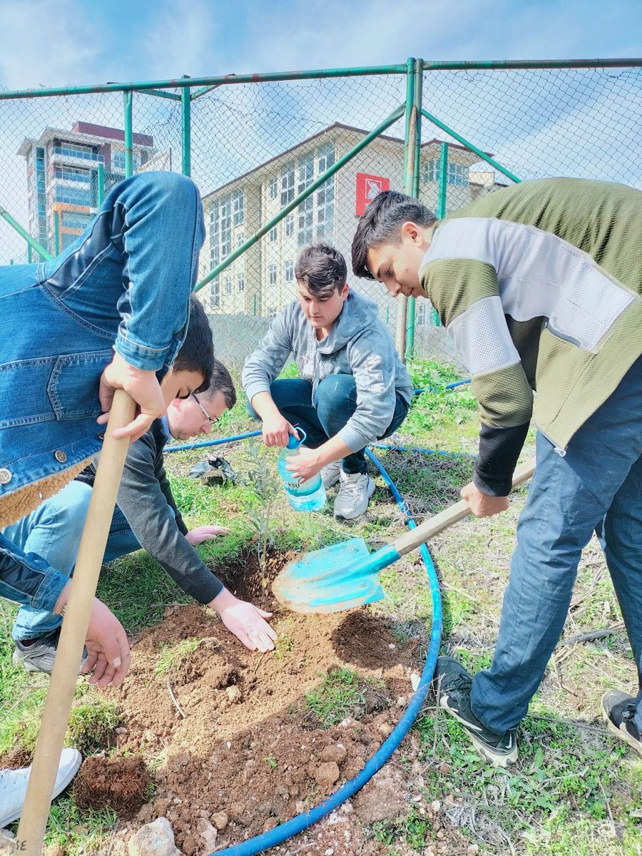 MtalHoroz's tweet photo. Orman Haftası etkinlikleri kapsamında okulumuz bahçesinin çevre düzenlemesi, fidan dikimi ve ağaç  budama işlemleri yapılmıştır. Görev alan öğretmen ve öğrencilerimize teşekkür ederiz.

#HorozMtal
#ormangibigüçlü https://t.co/rw0viy8DfV