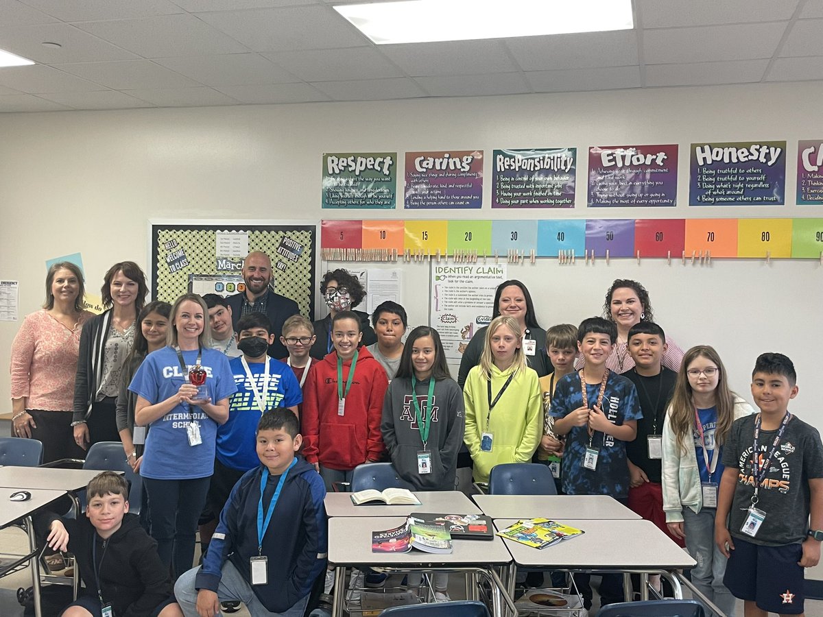 LBlackstock36's tweet photo. Join us in congratulating our next #essentialeducator Spotlight Award recipient, @CluteCougarsβ Carey Dworacek π Ms. Dworacek was nominated for her strong instructional practices and amazing campus collaboration! Her Ss were so proud of her! @BrazosportISD #BISDpride https://t.co/TMy9VQMEby