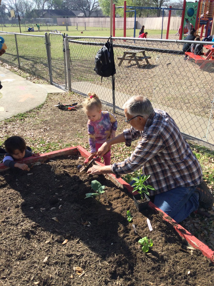 ChildInc_TX's tweet photo. Spring is in the air in #ATX! Time for our #headstart centers to begin planting seeds and plants for a summer harvest. ๐ฅ๐
๐ We promote gardening in our centers to engage all five senses and encourage healthy eating. Thanks #greencornproject as well as to @scottslawn #NHSA https://t.co/6YbiQsn1sQ