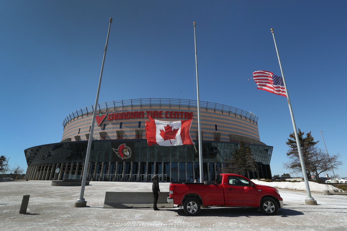 tonysunphoto's tweet photo. Crews install and raise the flags to half-mast at the #Canadian Tire Centre in #Ottawa Tuesday after the passing of #Sens owner Eugene #Melnyk. @OttawaCitizen @ottawasuncom #ottnews #ottsports @Senators #senators @SunGarrioch https://t.co/kAJk128O62