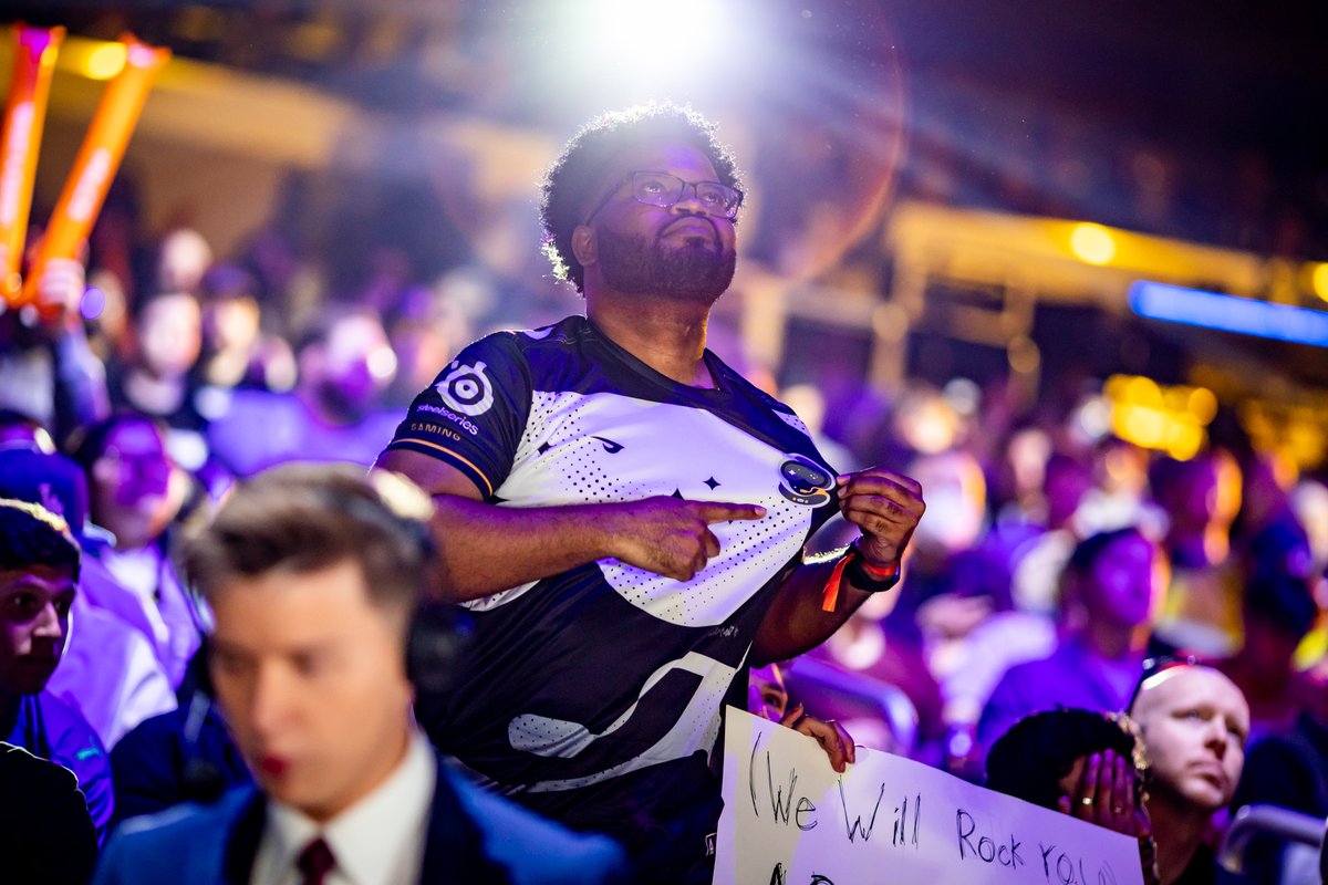 Vexanie's tweet photo. Back home from an incredible week in Los Angeles shooting #RLCS
Here are a few of my favorite shots. Rocket League is by far one of the most fun esports to shoot. Hope to cover more this year! https://t.co/cF1RE4P1St