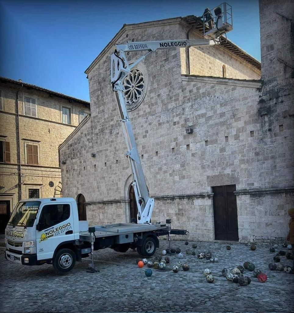 Dice che ad Ascoli Piceno stavano pulendo il tetto della chiesa e hanno trovato qualche pallone.