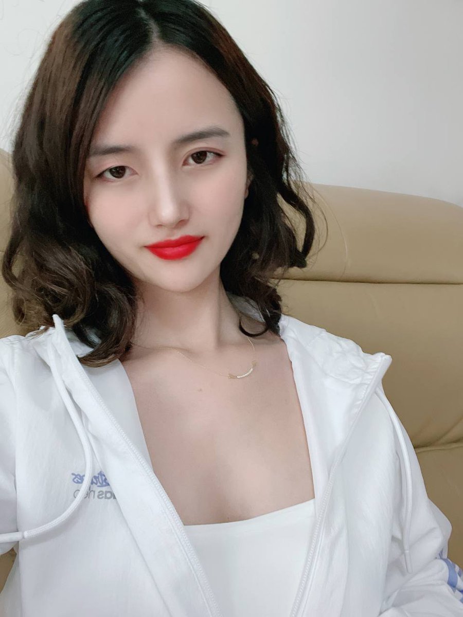 Sunflowers say that if you work hard in the direction of the sun, life will be easier and better because of it. May you start your day well!
Like a sunflower, look upward with the sun!