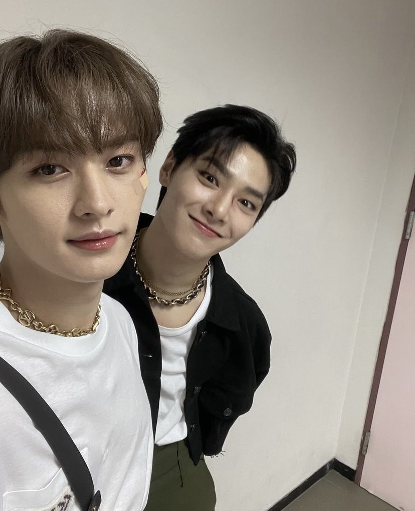 hyunkissy's tweet photo. how to take care of Jeongin by Lee Know: a thread ♡ https://t.co/9mGZec9Fvk