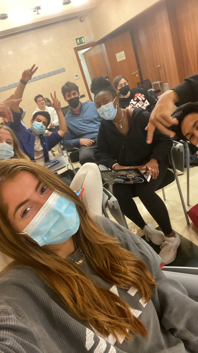 GoldsteinGraci's tweet image. Have you guys heard? There’s a #newtwixbar and we approve. #newtopicsinspanishmedia #classselfie