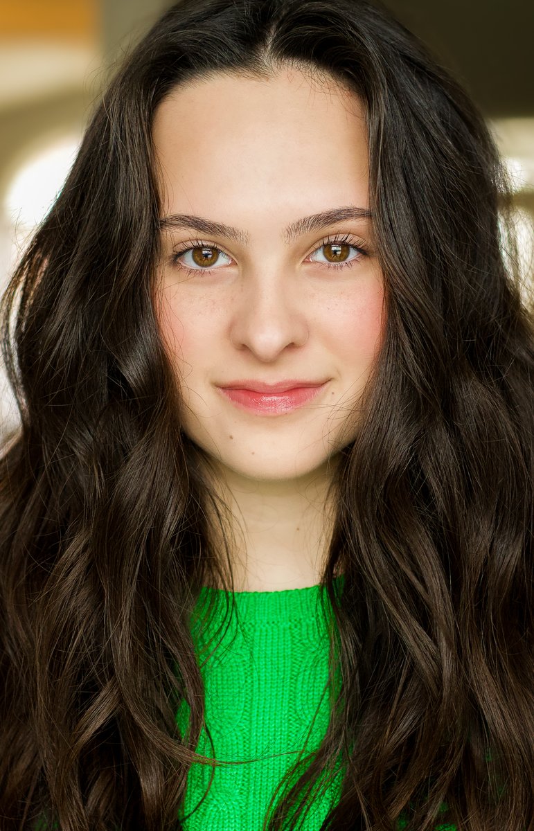 ecolecatholique's tweet photo. Maya Skabar, une élève de l’École secondaire catholique Béatrice-Desloges a pris le micro ce matin au 94,5 Unique FM. 🎙

Elle a discuté de son premier rôle dans la série franco-ontarienne Gang de hockey avec TFO.😍📺

Écoutez l'entrevue en cliquant ici 👉 https://t.co/cXH1hSwgjB https://t.co/BRTcVyeECV