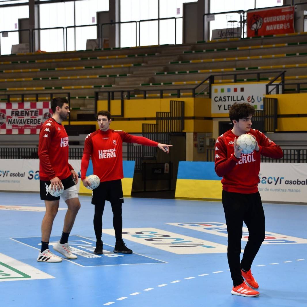 Luka Šebetić ya goza del calor de sus compañeros y es uno más en el vestuario del #ViverosHerolBmNava 🤾🏻‍♂️

#GuerrerosNaveros 🔴⚪