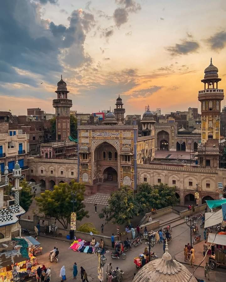 KamranLashari27's tweet photo. Masjid Wazir Khan, the magnificent Mughal marvel of 17th century. This courtyard outside the mosque qas restored by WCLA and AKTC in 2018, previously it was a parking space, junkyard and welding shops. 

📷 Wajeeha Ijaz https://t.co/VbU1jjbFzx