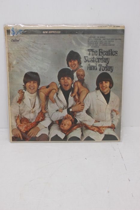 HansonsAuctions's tweet photo. found in a vinyl rack of a house clearance and sold in our music sale yesterday ! 1) Lot 250: The Beatles; autograph album, 1963, including one page with four signatures, Beatles; John Lennon, Paul McCartney, Ringo Starr, George Harrison - Sold for £4,400 https://t.co/IhwiQZ4AM9