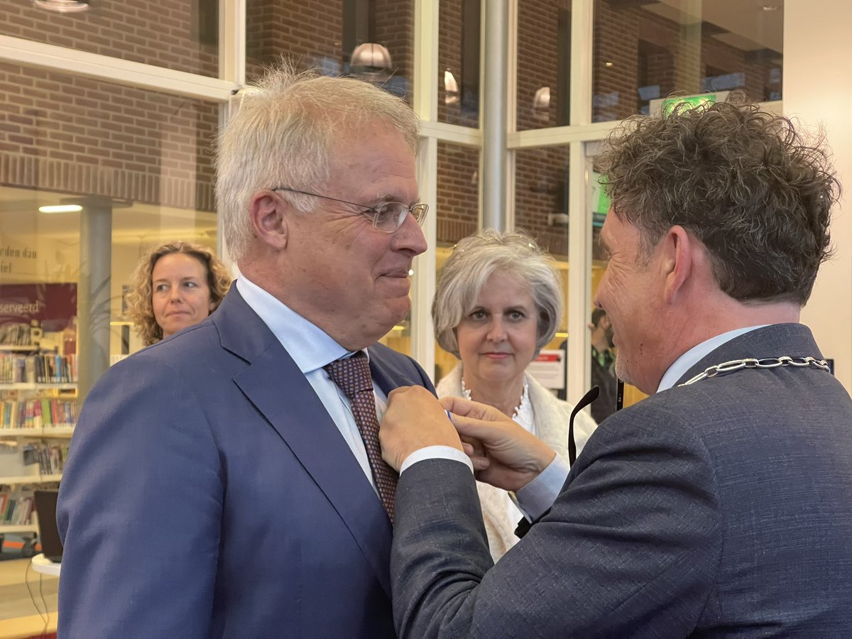 Als eerste wordt vertrekkend raadslid Arjen Bonnema (VVD) toegesproken en ontvangt de K.O.