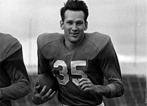 dhuntreporter's tweet photo. Saddened to report passing last weekend of El Paso sports legend Richard Ochoa, 90. Only 2nd Hispanic to play @TexasFootball, he was 1953 Cotton Bowl MVP. Inducted into @EPAHOF_ in 1993, National Hispanic Sports Hall of Fame in 2007/Member UT Hall of Honor
https://t.co/BWcPouRYE0 https://t.co/eB2stPmz4a