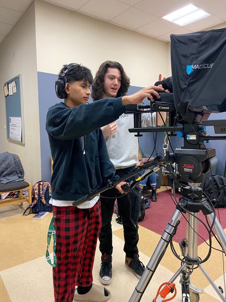 Kids teaching kids. ❤️💛🎥