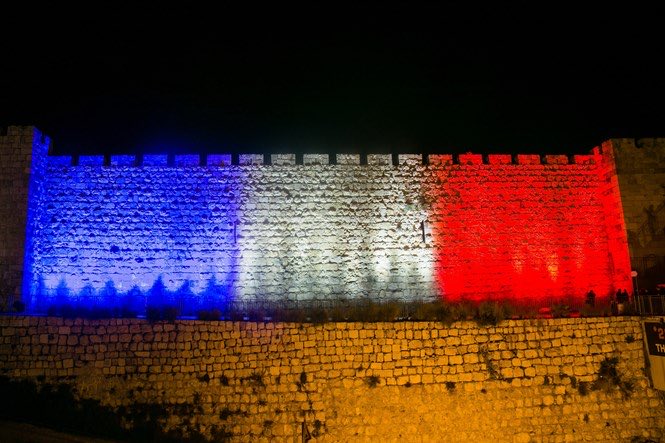 Depuis plusieurs jours #Israel est sous le feu d’attentats islamistes.

En Europe vous avez connu la terreur islamiste.
Israël a toujours exprimé sa solidarité envers les Européens.

Soyez à votre tour solidaires.
Nos vies comptent aussi.

Photo : Murailles de #Jérusalem en 2015.