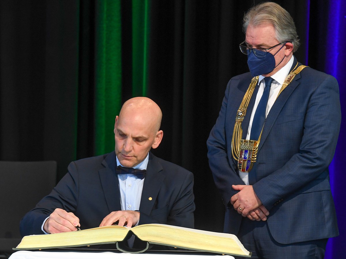 Muelheim_Ruhr's tweet photo. Oberbürgermeister Marc Buchholz begrüßt Professor Dr. List, Träger des Nobelpreises für Chemie 2021 anlässlich des Festaktes in der Stadthalle

zum Beitrag:
https://t.co/qNMcWTpwUF

#MHruhr #muelheim #Nobelpreis #Chemie #BenjaminList https://t.co/GaNrBmbGcp