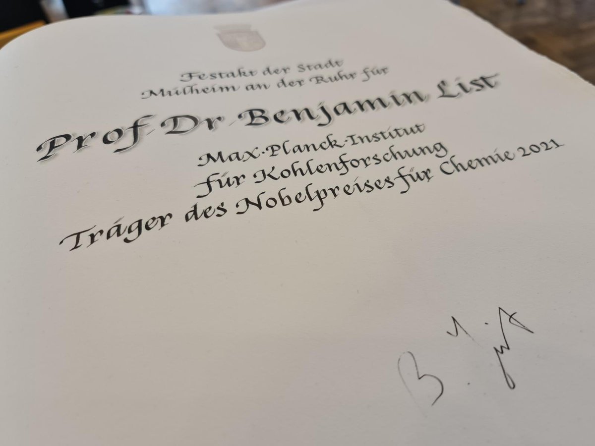 Muelheim_Ruhr's tweet photo. Oberbürgermeister Marc Buchholz begrüßt Professor Dr. List, Träger des Nobelpreises für Chemie 2021 anlässlich des Festaktes in der Stadthalle

zum Beitrag:
https://t.co/qNMcWTpwUF

#MHruhr #muelheim #Nobelpreis #Chemie #BenjaminList https://t.co/GaNrBmbGcp
