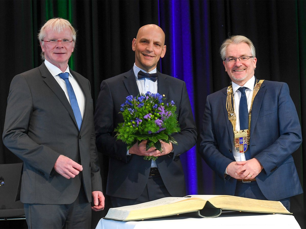 Muelheim_Ruhr's tweet photo. Oberbürgermeister Marc Buchholz begrüßt Professor Dr. List, Träger des Nobelpreises für Chemie 2021 anlässlich des Festaktes in der Stadthalle

zum Beitrag:
https://t.co/qNMcWTpwUF

#MHruhr #muelheim #Nobelpreis #Chemie #BenjaminList https://t.co/GaNrBmbGcp