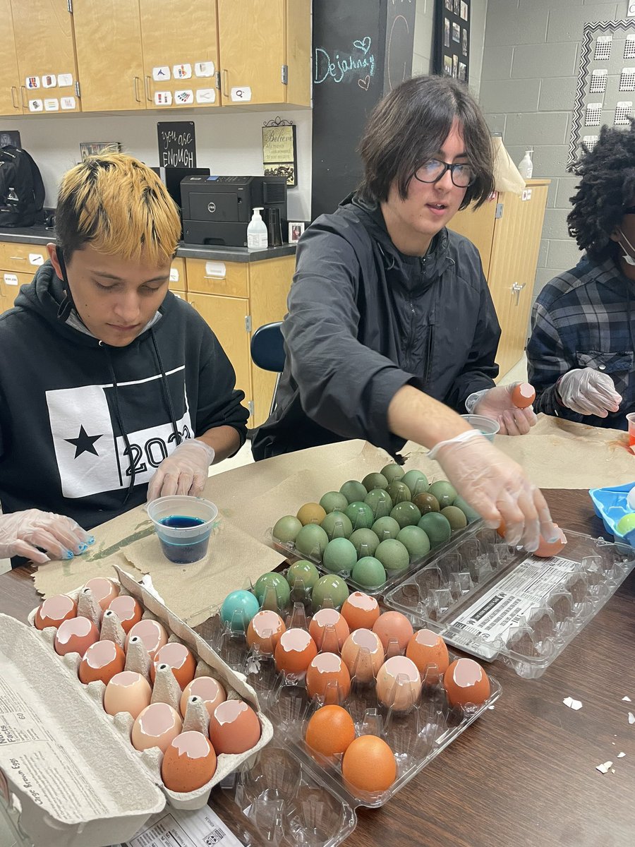 nataliequichoc1's tweet photo. Cascarones prep! Let me know if you’d like to order a dozen for your Easter celebration 🎉 #ClarkWorkCenter #ClarkVIP https://t.co/OdneUQzCxE