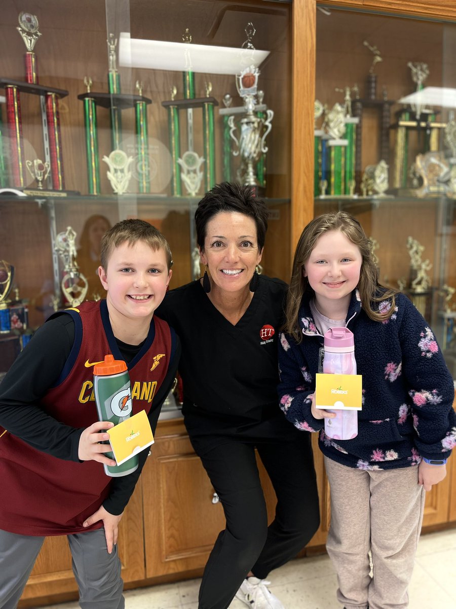 NoreenWoidke's tweet photo. Thank you to all the 3rd-5th graders who participated in the healthy after school snack contest. AMAZING ♥️ All entries were put into a drawing and two lucky winners were pulled. Congratulations Owen and Avery! 🥗🍎#robeks #waterbottle @HTS_Eagles https://t.co/ErjoUGQ6WR