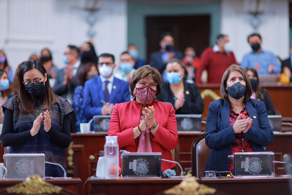 Congreso_CdMex's tweet photo. A petición de la diputada @AnaJVillagran, las diputadas y diputados del #CongresoCDMX guardaron un minuto de silencio en reconocimiento de la perrita rescatista #Nalah, quien falleció recientemente. https://t.co/trUzubHGwp