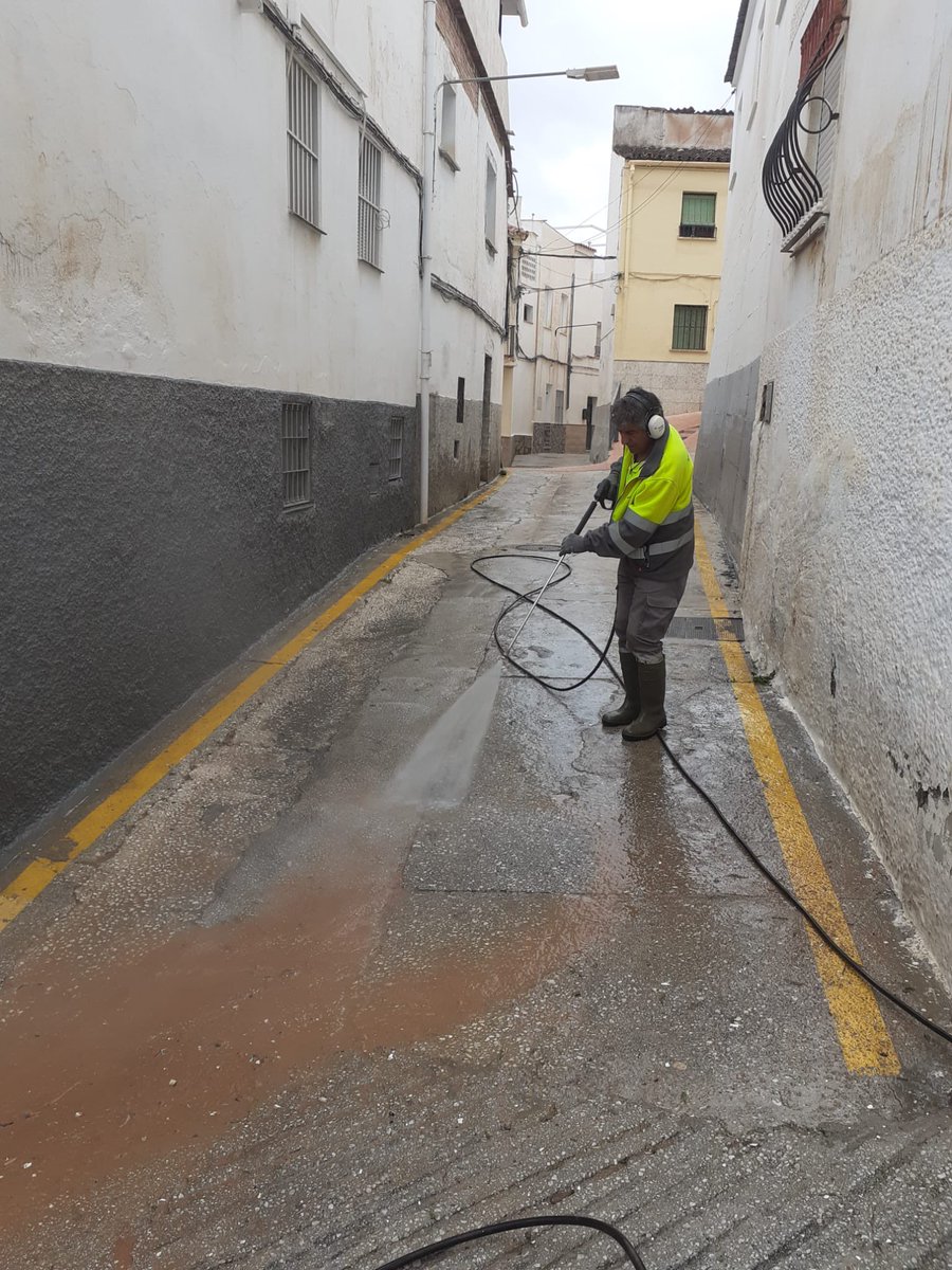 AytoCoin's tweet photo. ✅Seguimos con el Plan de Baldeo y Limpieza
➡️Los diferentes equipos de limpieza y baldeo se han repartido por distintas zonas 🛻💦 como la del Patronato y General Rincón, así como por estrechas calles como Morales, conjunto Victoria y zonas colindantes.
#Coín #CoínMLG #SSOO https://t.co/Lg8wXl96XQ