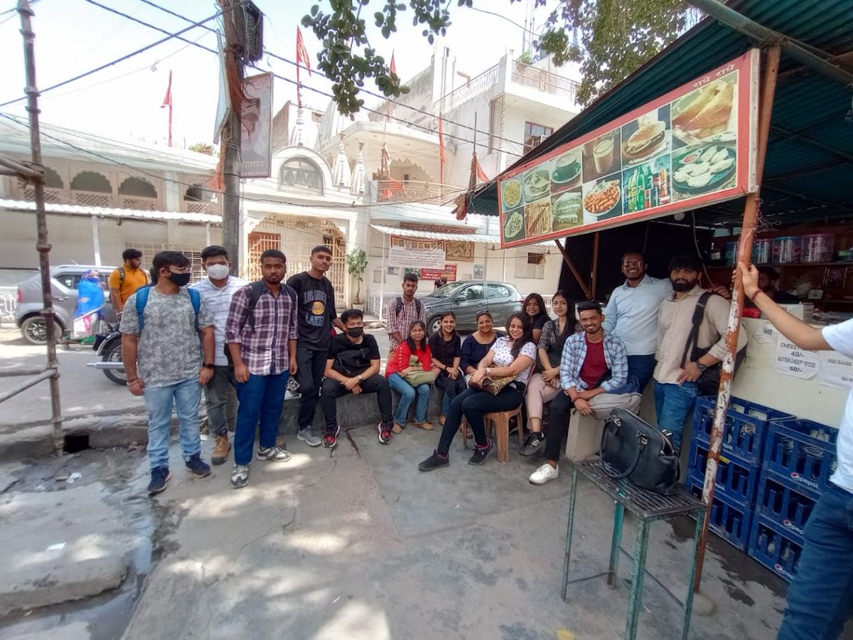 kanchangeog's tweet photo. Why loiter? Because it is important! Tea-stall hopping with the urban studies batch! Fun unlimited! https://t.co/cMHNQja8hE