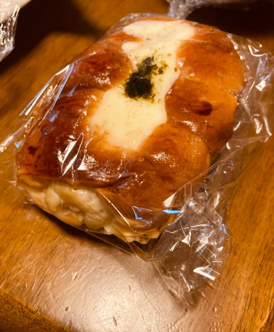 地元のパン屋で売ってる札幌名物ちくわパン食べた。美味しかった🦑 