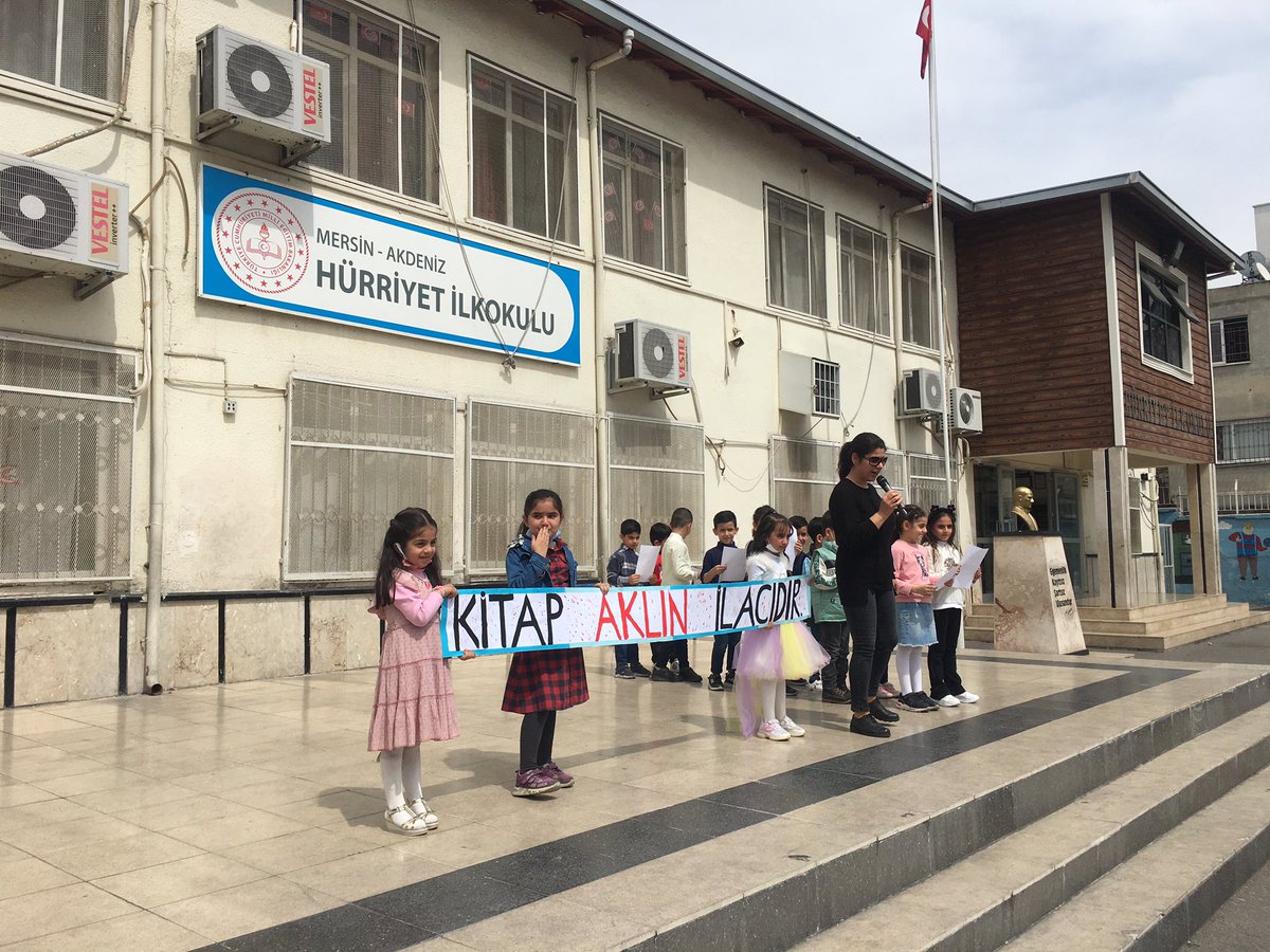 IlkokuluAkdeniz's tweet photo. Kütüphaneler Haftasında şiirler okundu, kütüphane hakkında bilgiler verildi..Her sınıfta en çok kitap okuyan öğrencilerimize öğretmenimiz Leyla YEŞİLOĞLU tarafından hazırlanan sertifikalar okul müdürümüz tarafından verildi. @AdemKoca46 @AdemSimsek33 @kadir_karakus33 https://t.co/oHp5MCEpHS