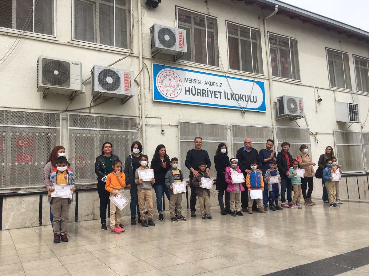 IlkokuluAkdeniz's tweet photo. Kütüphaneler Haftasında şiirler okundu, kütüphane hakkında bilgiler verildi..Her sınıfta en çok kitap okuyan öğrencilerimize öğretmenimiz Leyla YEŞİLOĞLU tarafından hazırlanan sertifikalar okul müdürümüz tarafından verildi. @AdemKoca46 @AdemSimsek33 @kadir_karakus33 https://t.co/oHp5MCEpHS