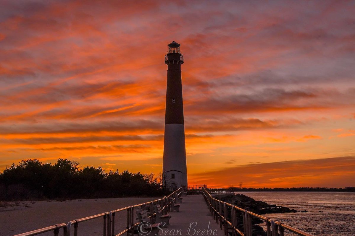 Visit_NJ's tweet photo. Name something better than a fiery red sunset overlooking Old Barney.
📍 Barnegat Lighthouse State Park, Long Beach Island, New Jersey 
.
.
.
📷: @seanbeebz (via Instagram)
#VisitNJ #NewJersey #OldBarney #BarnegatLighthouse #LBI #LongBeachIsland #NJSunsets https://t.co/almQ8mfUmU