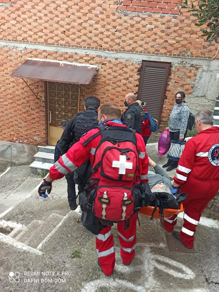 Οργανωμένη απομάκρυνση πολιτών λόγω πυρκαγιάς στο χωριό Βουρλιώτες Σάμου.