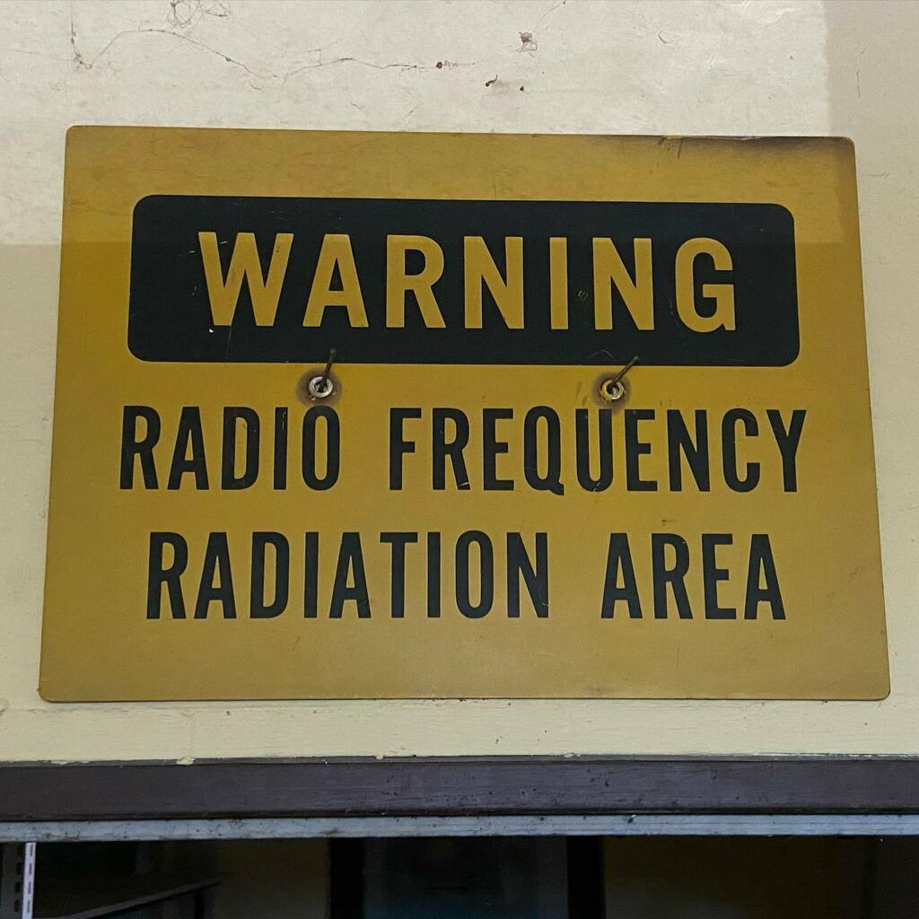 stardado's tweet photo. What you discover when you walk through the rooms on the club grounds in Schöppingen. #cgsb #df0mu #dp7d #amateurfunk #hamradio #funkamateur #radiofrequency #warnschild https://t.co/Y1f16vtGjT
